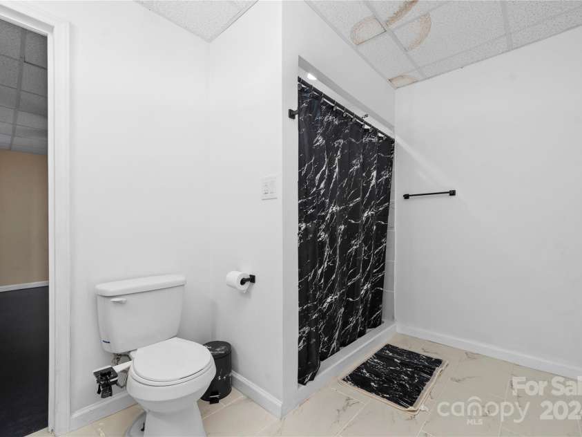 1350 Kensington Circle, Newton, NC 28658.  MLS# CAR4207985, YatesRealty ID 335. Bathroom 4