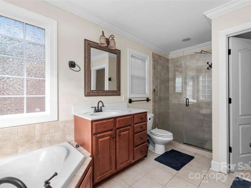 1350 Kensington Circle, Newton, NC 28658.  MLS# CAR4207985, YatesRealty ID 335. Primary bath