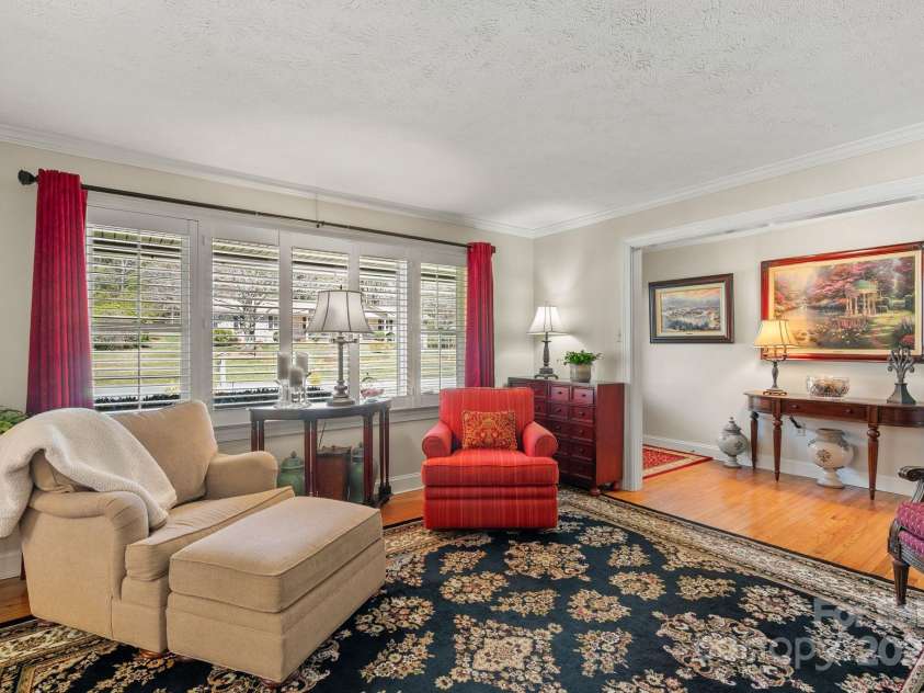 9 Ballantree Drive, Asheville, NC 28803.  MLS# CAR4234904, YatesRealty ID 3350. 