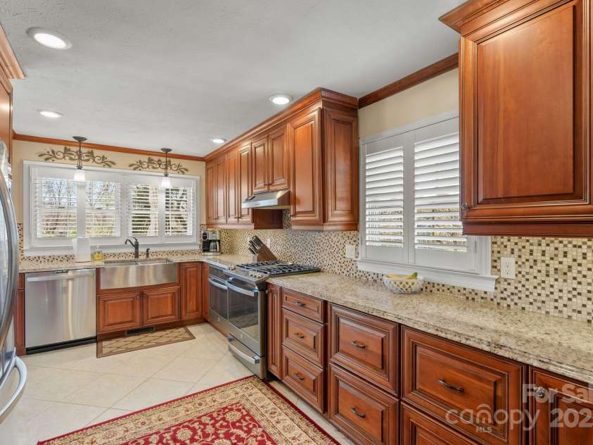 9 Ballantree Drive, Asheville, NC 28803.  MLS# CAR4234904, YatesRealty ID 3350. 