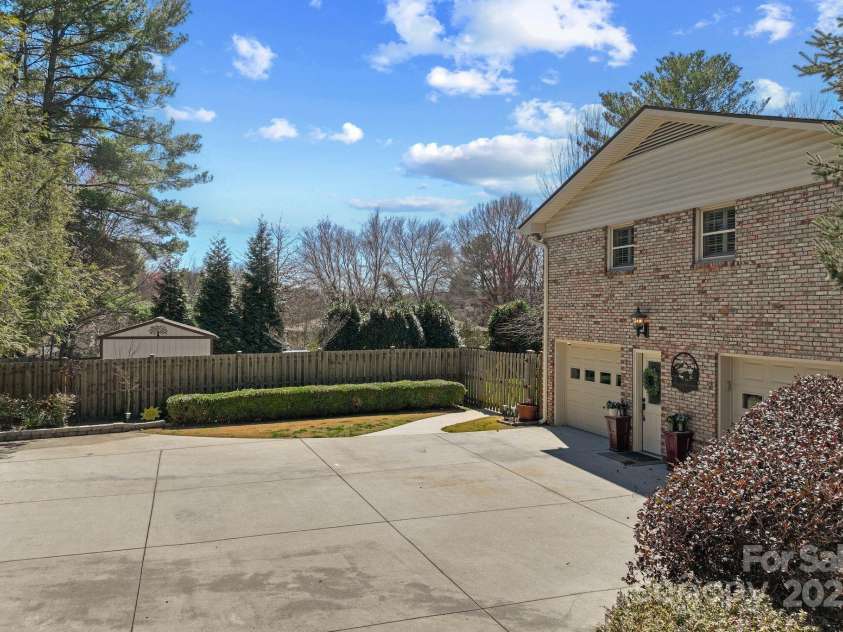 9 Ballantree Drive, Asheville, NC 28803.  MLS# CAR4234904, YatesRealty ID 3350. 