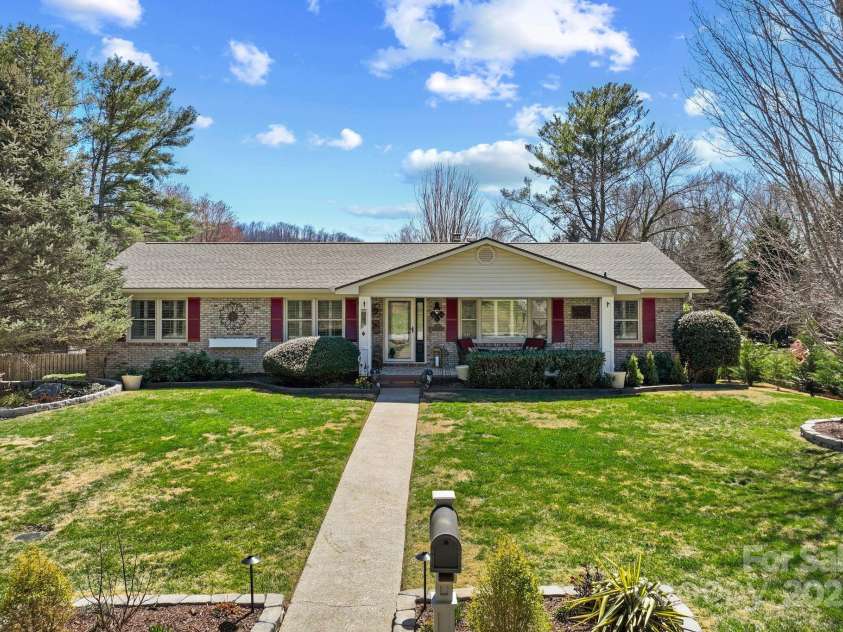 9 Ballantree Drive, Asheville, NC 28803.  MLS# CAR4234904, YatesRealty ID 3350. 