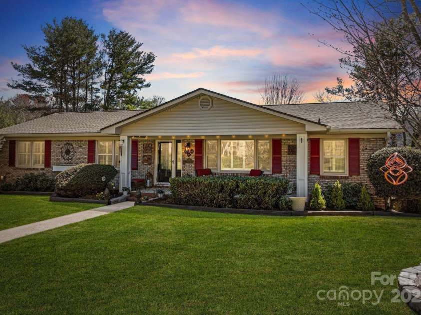 9 Ballantree Drive, Asheville, NC 28803.  MLS# CAR4234904, YatesRealty ID 3350. 