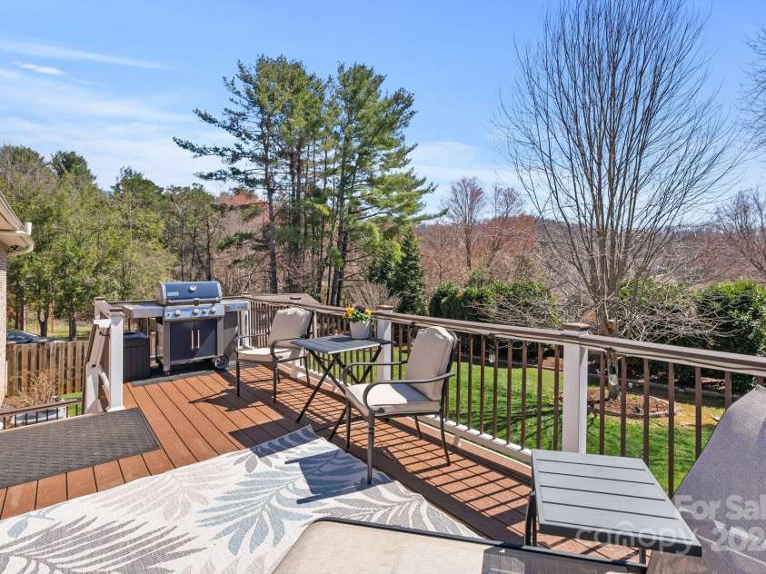 9 Ballantree Drive, Asheville, NC 28803.  MLS# CAR4234904, YatesRealty ID 3350. 