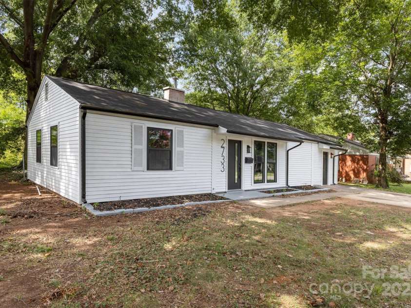 2733 Englehardt Street, Charlotte, NC 28216.  MLS# CAR4283426, YatesRealty ID 33500. 