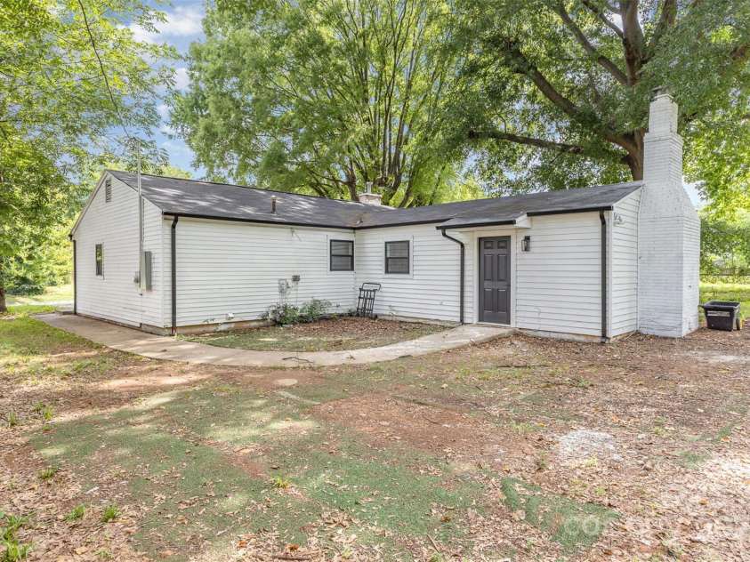2733 Englehardt Street, Charlotte, NC 28216.  MLS# CAR4283426, YatesRealty ID 33500. 