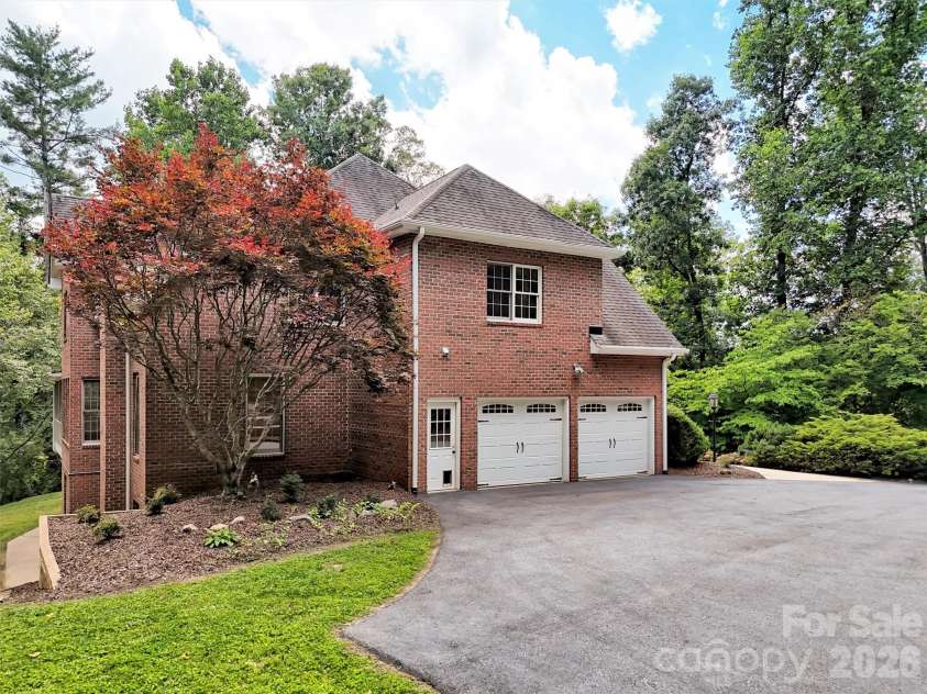 9 Hickory Ridge, Fletcher, NC 28732.  MLS# CAR4395833, YatesRealty ID 33500. Full access around the house