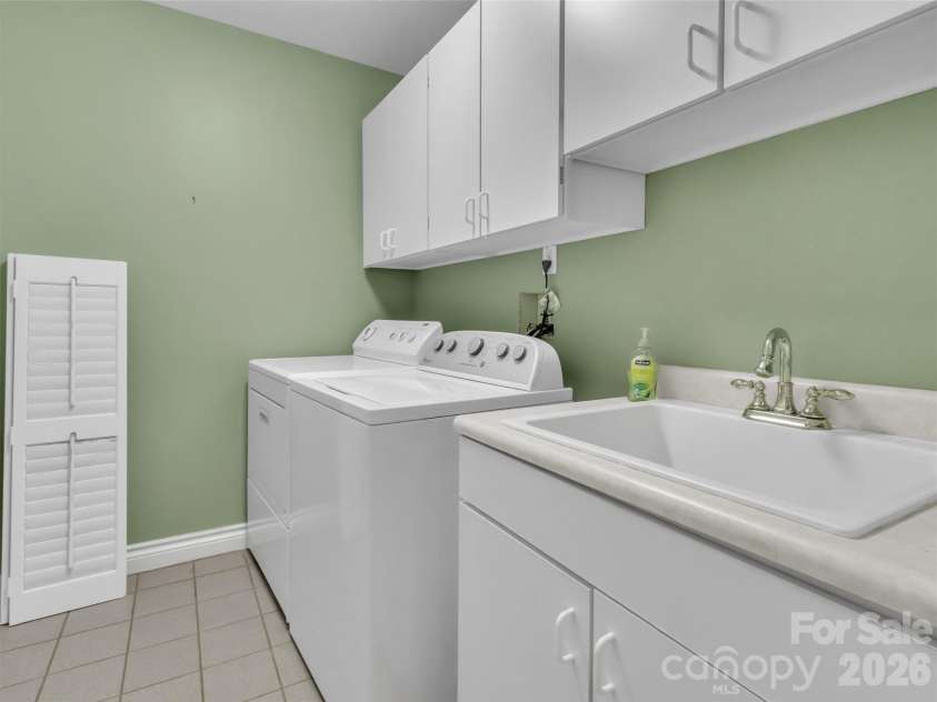 9 Hickory Ridge, Fletcher, NC 28732.  MLS# CAR4395833, YatesRealty ID 33500. Laundry/ upstairs