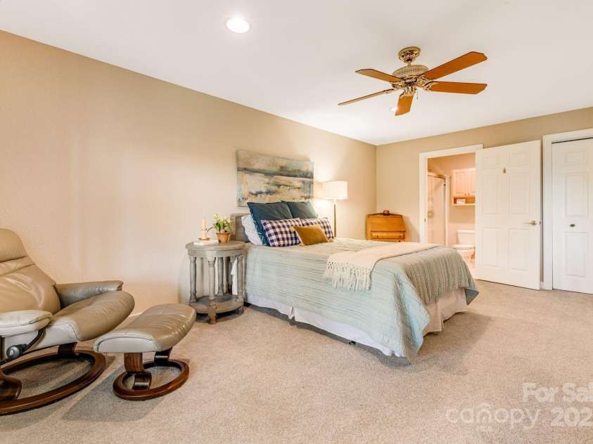 930 Sunlight Ridge Drive, Hendersonville, NC 28792.  MLS# CAR4281569, YatesRealty ID 33501. 