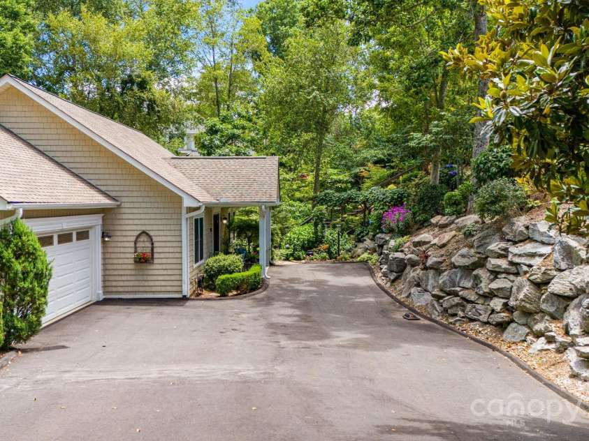 930 Sunlight Ridge Drive, Hendersonville, NC 28792.  MLS# CAR4281569, YatesRealty ID 33501. 