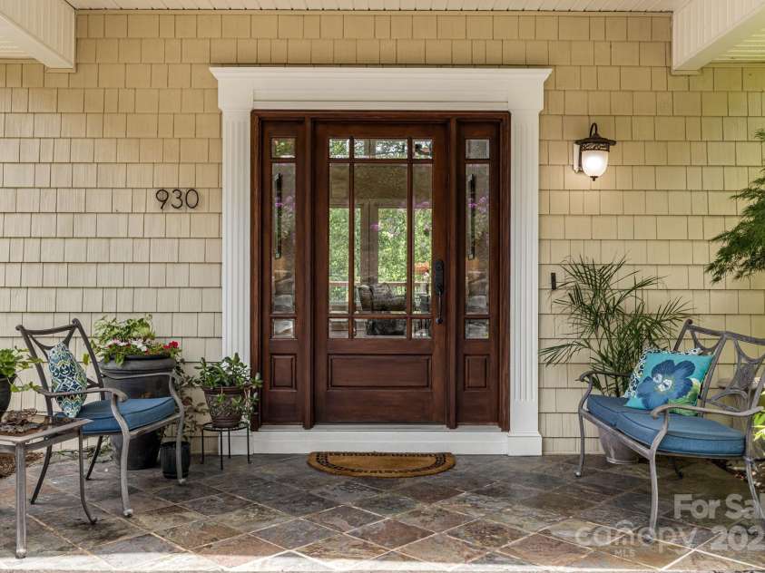 930 Sunlight Ridge Drive, Hendersonville, NC 28792.  MLS# CAR4281569, YatesRealty ID 33501. Charming Entry