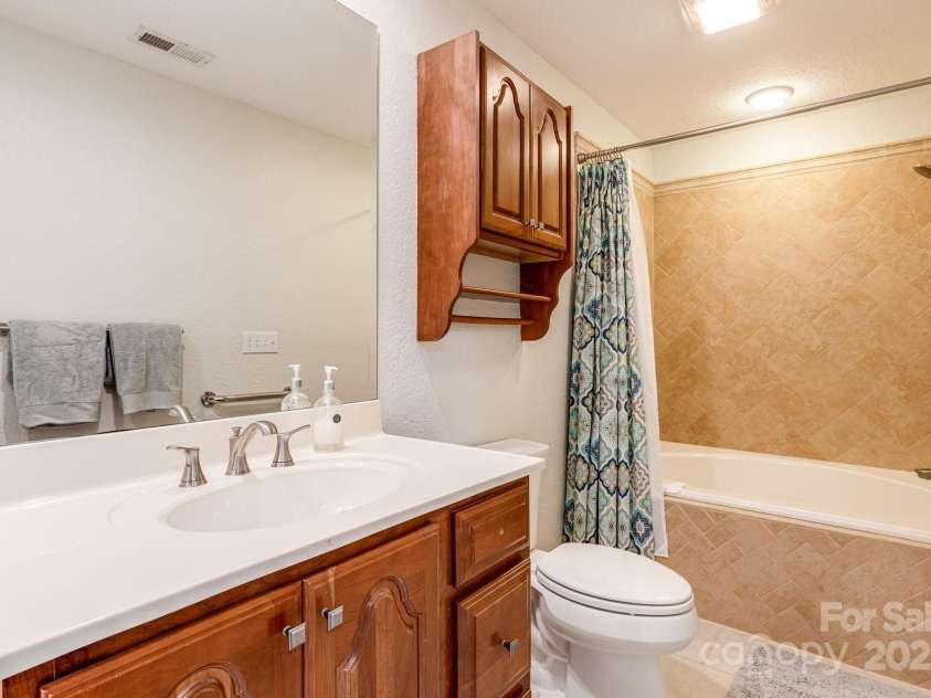 930 Sunlight Ridge Drive, Hendersonville, NC 28792.  MLS# CAR4281569, YatesRealty ID 33501. Full Bathroom with Garden Tub