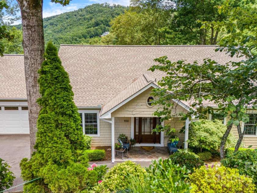 930 Sunlight Ridge Drive, Hendersonville, NC 28792.  MLS# CAR4281569, YatesRealty ID 33501. Gorgeous Curb Appeal