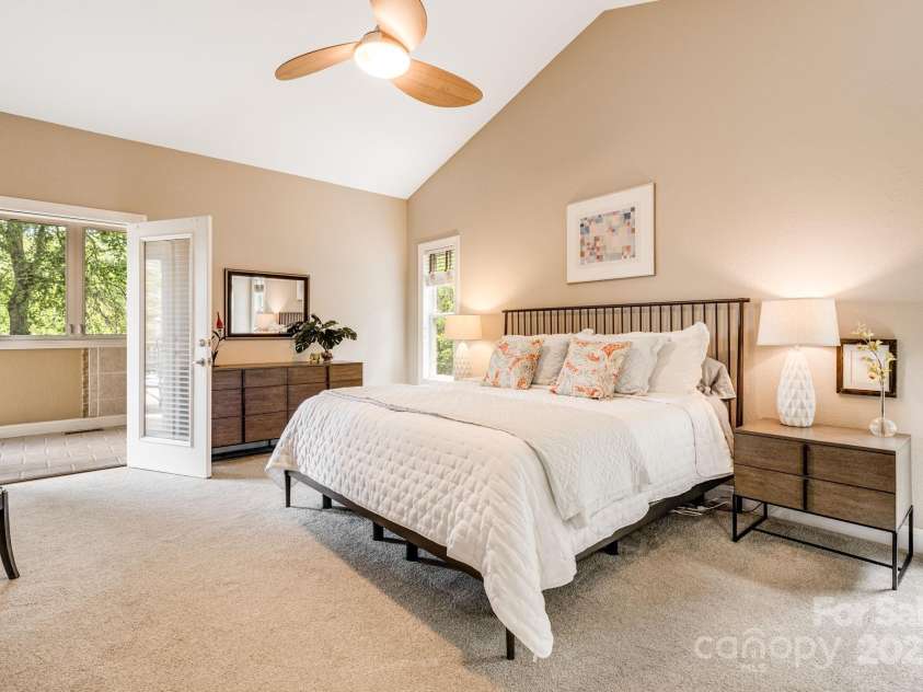 930 Sunlight Ridge Drive, Hendersonville, NC 28792.  MLS# CAR4281569, YatesRealty ID 33501. Spacious Primary Suite