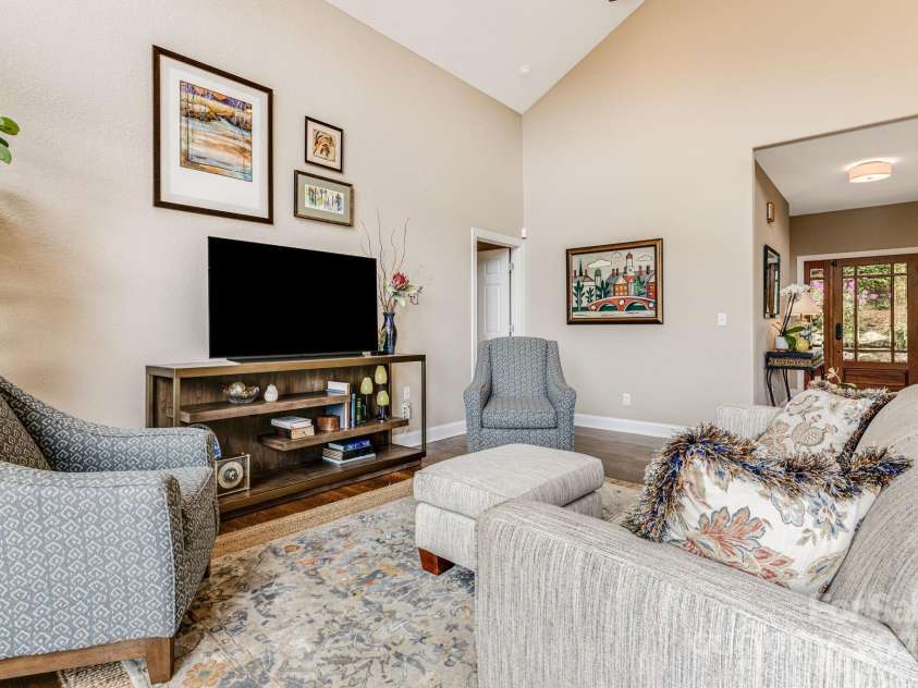 930 Sunlight Ridge Drive, Hendersonville, NC 28792.  MLS# CAR4281569, YatesRealty ID 33501. Vaulted Ceilings