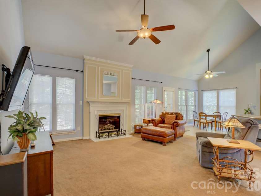 11611 Knightsdale Drive, Charlotte, NC 28277.  MLS# CAR4393388, YatesRealty ID 33502. 2-story Great Room with fireplace.