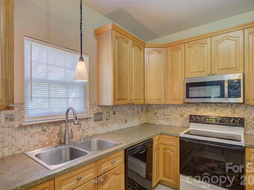 11611 Knightsdale Drive, Charlotte, NC 28277.  MLS# CAR4393388, YatesRealty ID 33502. 