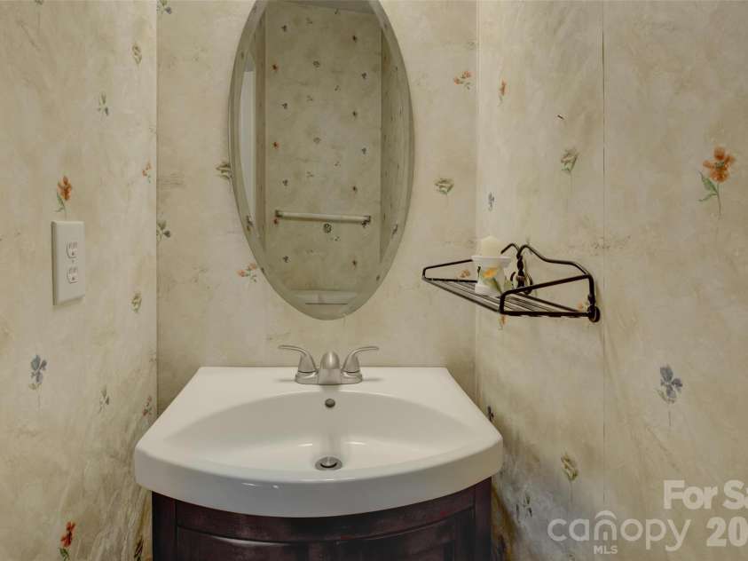 11611 Knightsdale Drive, Charlotte, NC 28277.  MLS# CAR4393388, YatesRealty ID 33502. Guest Bathroom