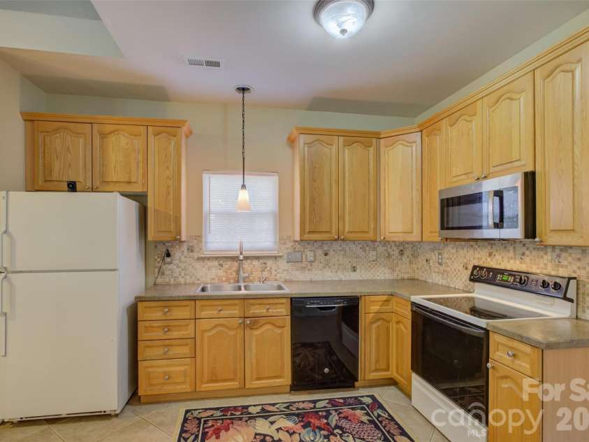 11611 Knightsdale Drive, Charlotte, NC 28277.  MLS# CAR4393388, YatesRealty ID 33502. Kitchen with lots of cabinests.