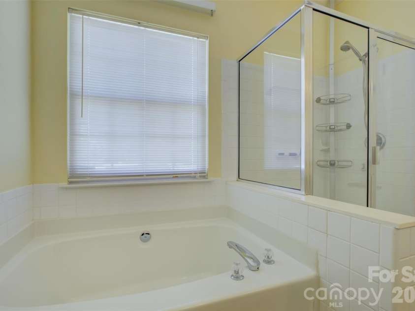 11611 Knightsdale Drive, Charlotte, NC 28277.  MLS# CAR4393388, YatesRealty ID 33502. Large Soaking tub and window above.