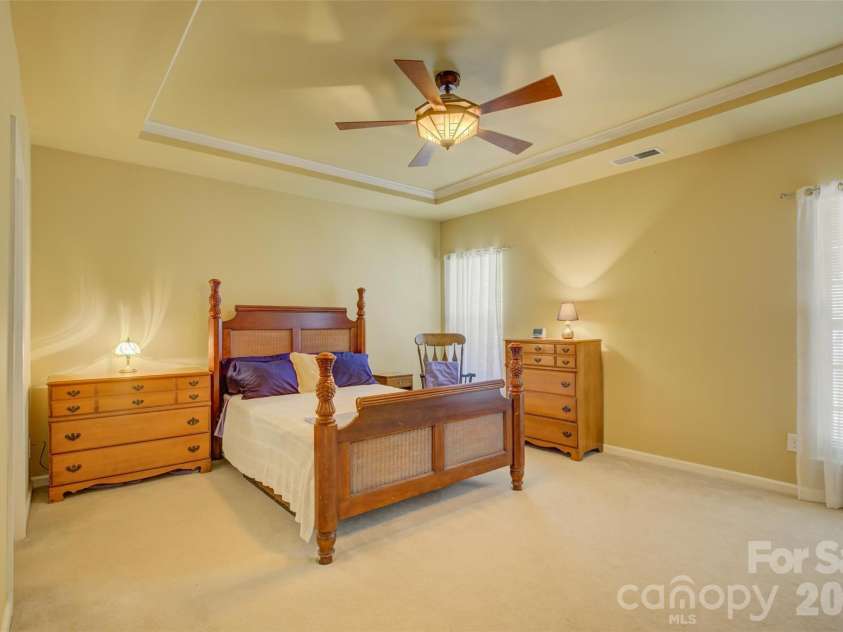 11611 Knightsdale Drive, Charlotte, NC 28277.  MLS# CAR4393388, YatesRealty ID 33502. Primary Bedroom on the main floor.