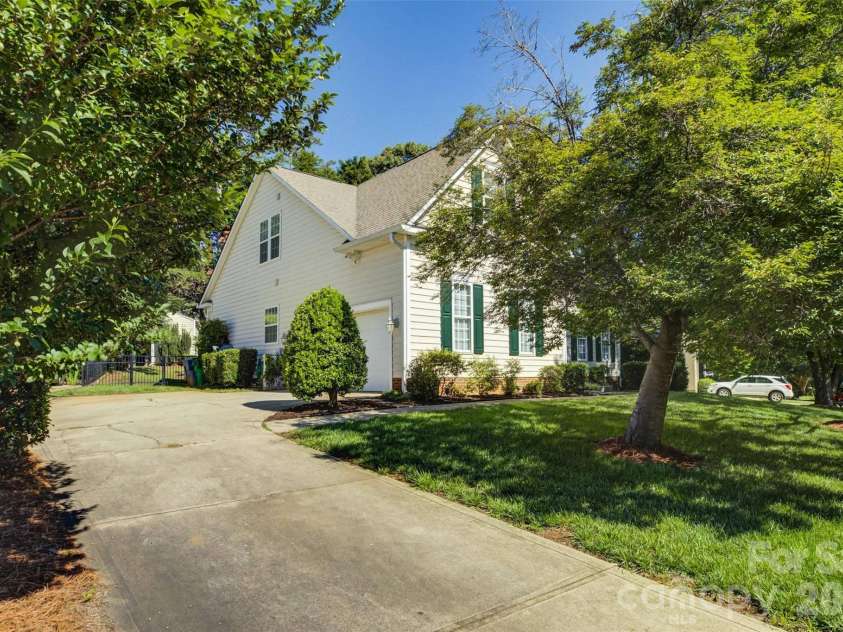 11611 Knightsdale Drive, Charlotte, NC 28277.  MLS# CAR4393388, YatesRealty ID 33502. Side load 2-car garage and driveway.