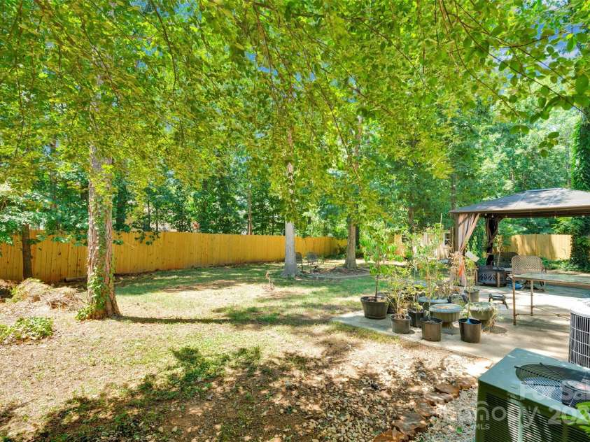 2725 Kirkholm Drive, Matthews, NC 28105.  MLS# CAR4280799, YatesRealty ID 33503. 