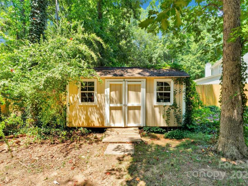 2725 Kirkholm Drive, Matthews, NC 28105.  MLS# CAR4280799, YatesRealty ID 33503. 