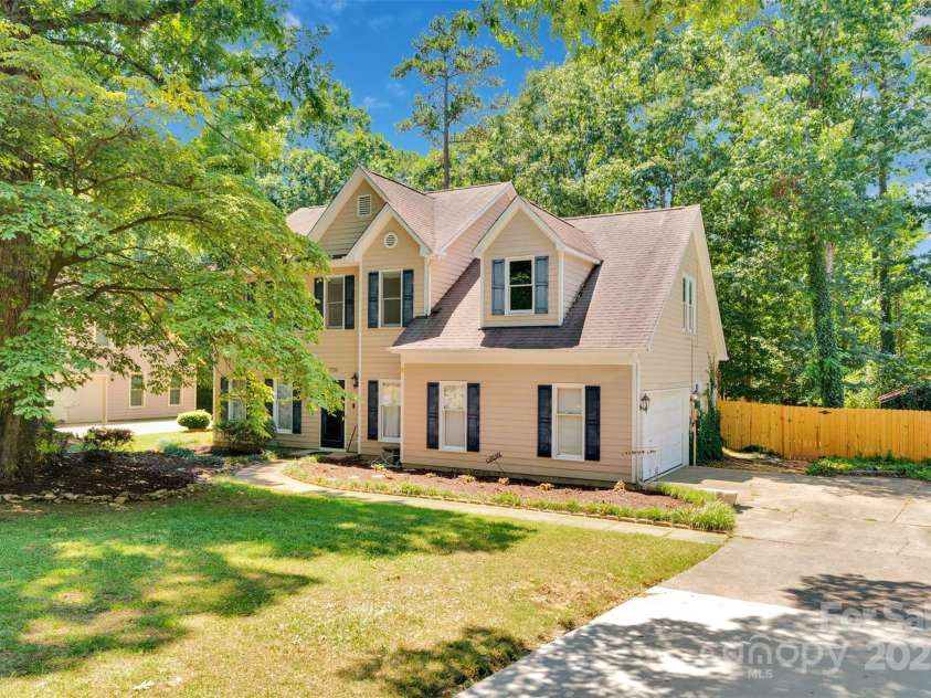 2725 Kirkholm Drive, Matthews, NC 28105.  MLS# CAR4280799, YatesRealty ID 33503. 