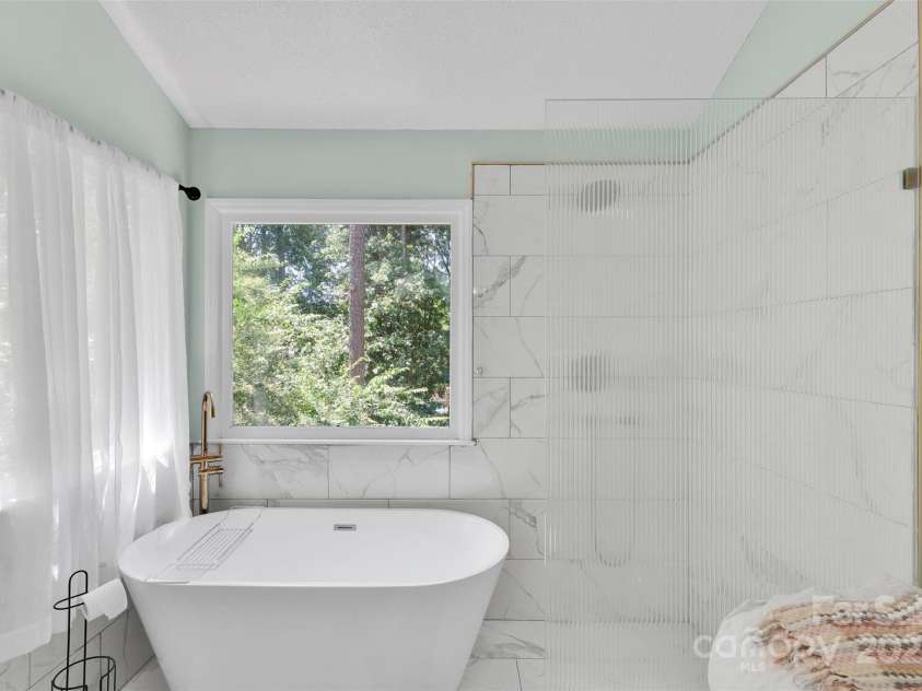 2725 Kirkholm Drive, Matthews, NC 28105.  MLS# CAR4280799, YatesRealty ID 33503. Primary bathroom