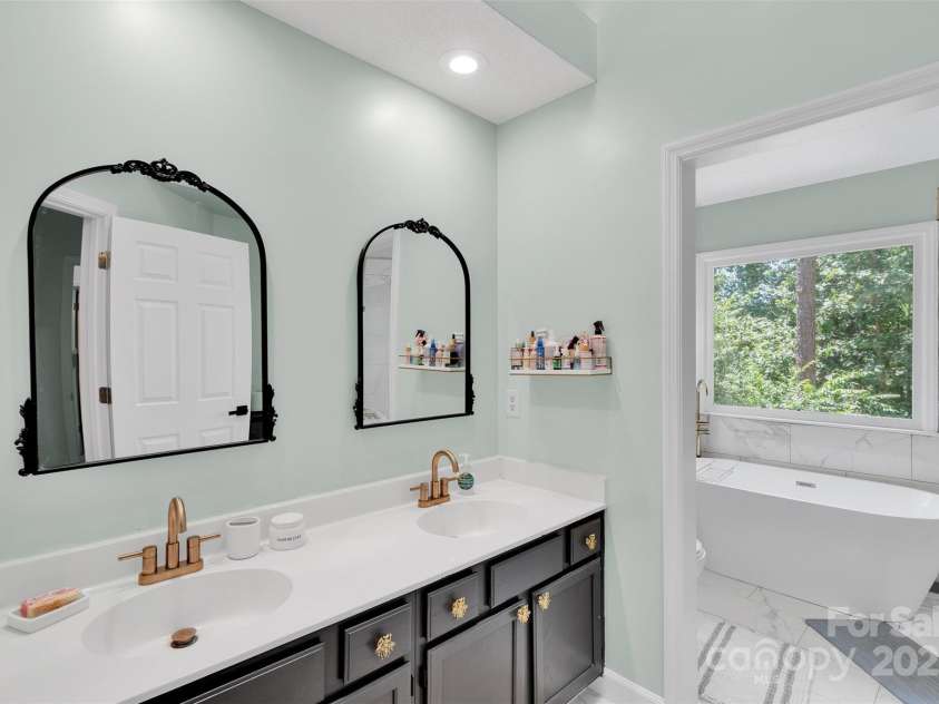 2725 Kirkholm Drive, Matthews, NC 28105.  MLS# CAR4280799, YatesRealty ID 33503. Primary bathroom