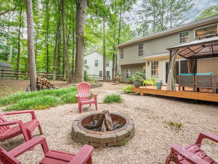 3102 Peggy Ridge Terrace, Matthews, NC 28105.  MLS# CAR4278546, YatesRealty ID 33508. Firepit