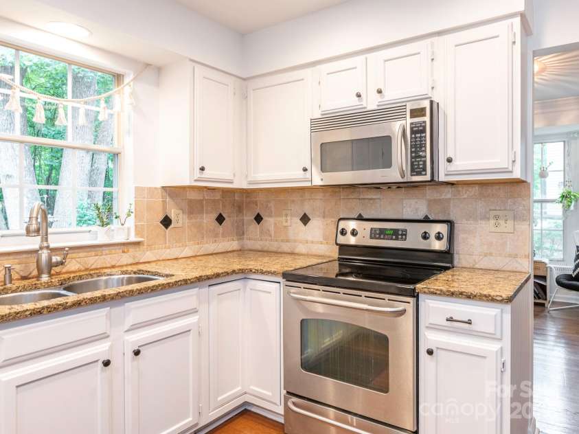 3102 Peggy Ridge Terrace, Matthews, NC 28105.  MLS# CAR4278546, YatesRealty ID 33508. Kitchen