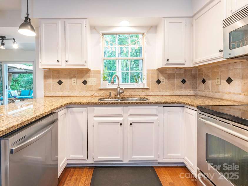 3102 Peggy Ridge Terrace, Matthews, NC 28105.  MLS# CAR4278546, YatesRealty ID 33508. Kitchen