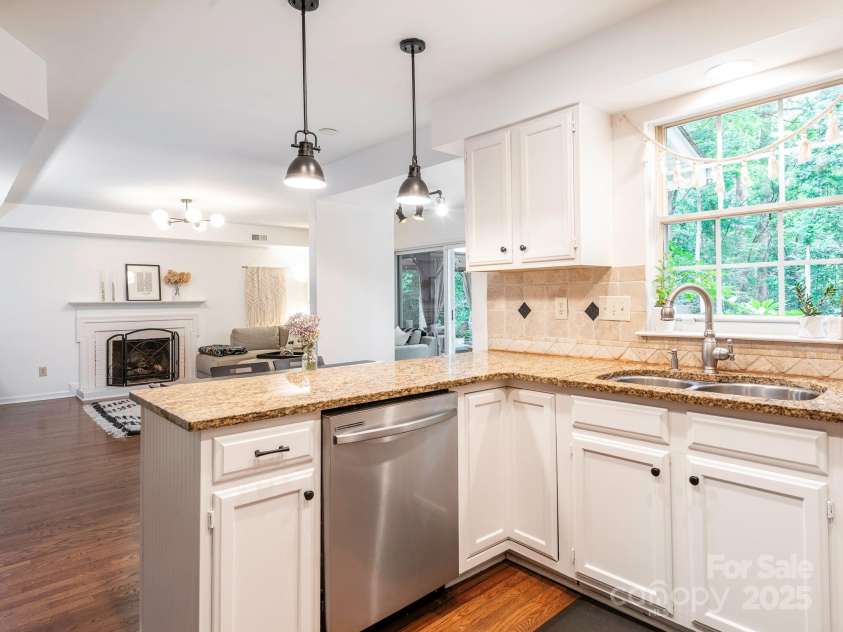3102 Peggy Ridge Terrace, Matthews, NC 28105.  MLS# CAR4278546, YatesRealty ID 33508. Kitchen