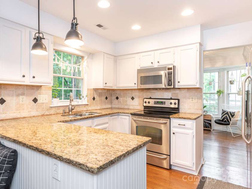 3102 Peggy Ridge Terrace, Matthews, NC 28105.  MLS# CAR4278546, YatesRealty ID 33508. Kitchen