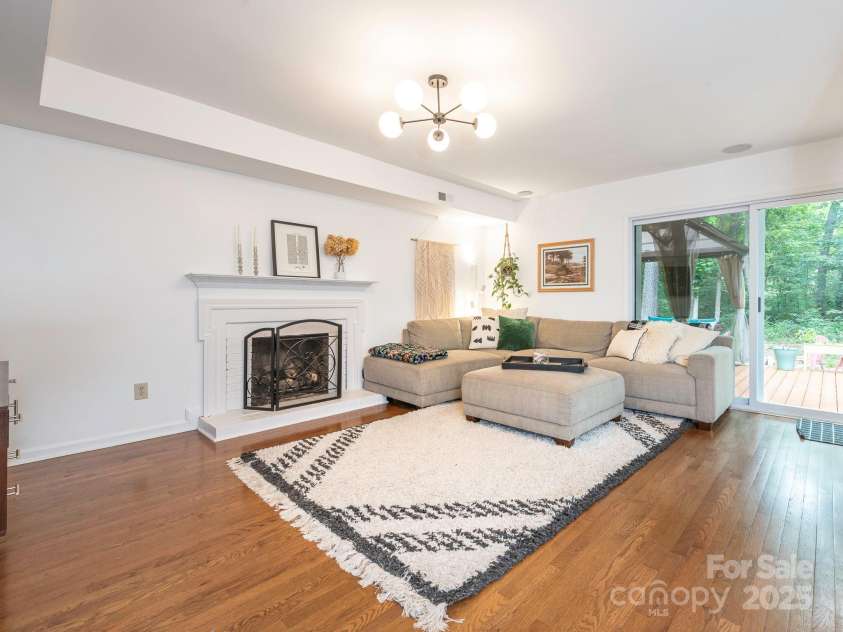 3102 Peggy Ridge Terrace, Matthews, NC 28105.  MLS# CAR4278546, YatesRealty ID 33508. Living Room