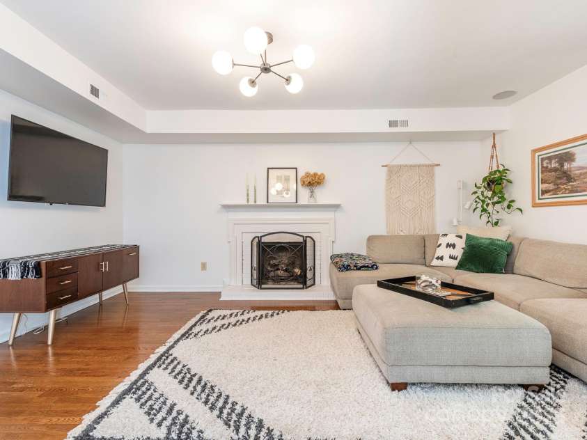 3102 Peggy Ridge Terrace, Matthews, NC 28105.  MLS# CAR4278546, YatesRealty ID 33508. Living Room