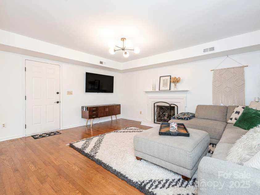 3102 Peggy Ridge Terrace, Matthews, NC 28105.  MLS# CAR4278546, YatesRealty ID 33508. Living Room