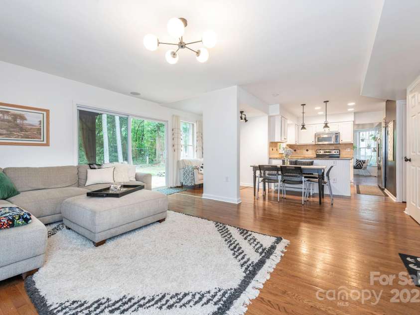 3102 Peggy Ridge Terrace, Matthews, NC 28105.  MLS# CAR4278546, YatesRealty ID 33508. Living Room w/ open plan to dining & kitchen