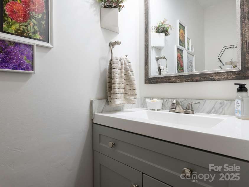3102 Peggy Ridge Terrace, Matthews, NC 28105.  MLS# CAR4278546, YatesRealty ID 33508. Main level half bath
