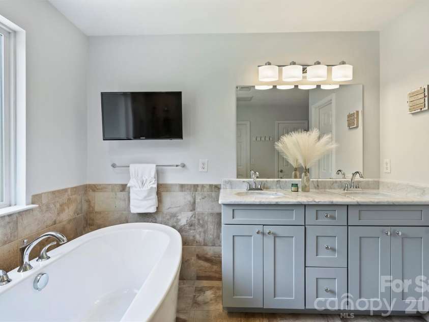 6311 Tunston Lane, Charlotte, NC 28269.  MLS# CAR4393627, YatesRealty ID 33509. 