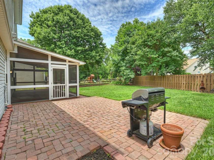 6311 Tunston Lane, Charlotte, NC 28269.  MLS# CAR4393627, YatesRealty ID 33509. 