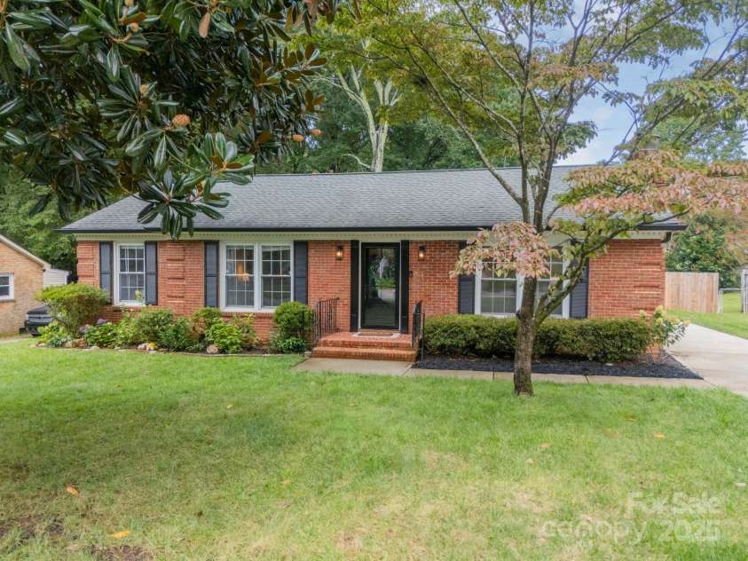 4123 Tamerlane Drive, Charlotte, NC 28205.  MLS# CAR4289554, YatesRealty ID 33510. 