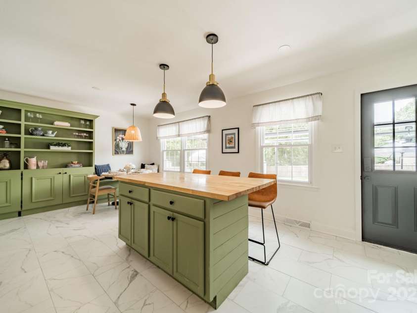 4123 Tamerlane Drive, Charlotte, NC 28205.  MLS# CAR4289554, YatesRealty ID 33510. 