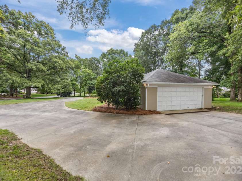 5718 Bentway Drive, Charlotte, NC 28226.  MLS# CAR4293814, YatesRealty ID 33511. 