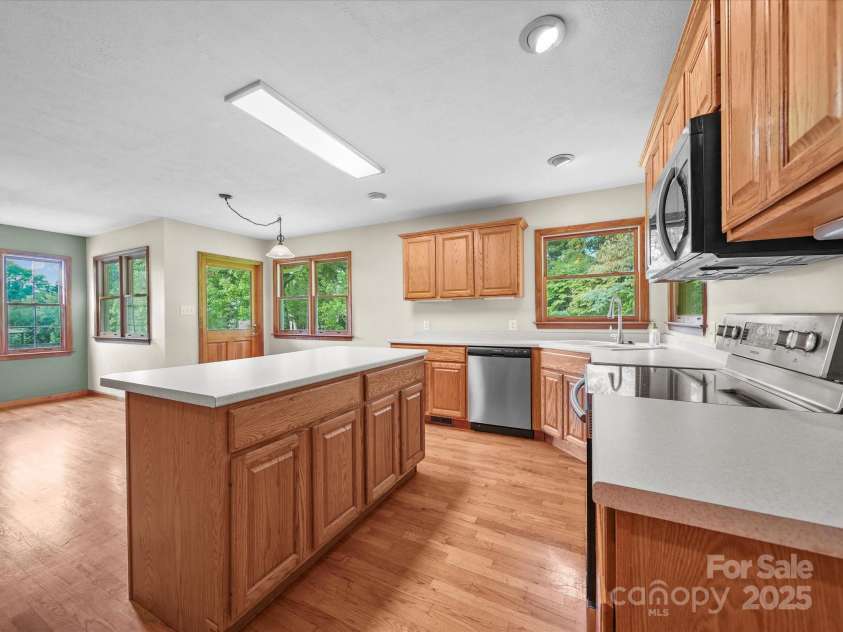 2360 Hounds Way, Hickory, NC 28601.  MLS# CAR4292034, YatesRealty ID 33512. 