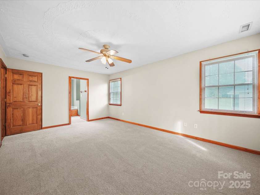 2360 Hounds Way, Hickory, NC 28601.  MLS# CAR4292034, YatesRealty ID 33512. 