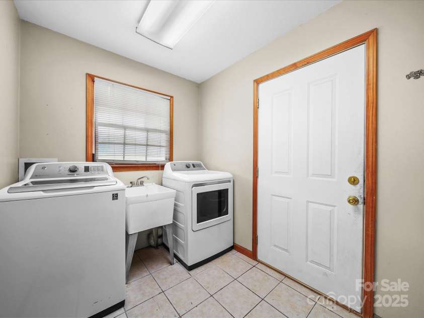 2360 Hounds Way, Hickory, NC 28601.  MLS# CAR4292034, YatesRealty ID 33512. 