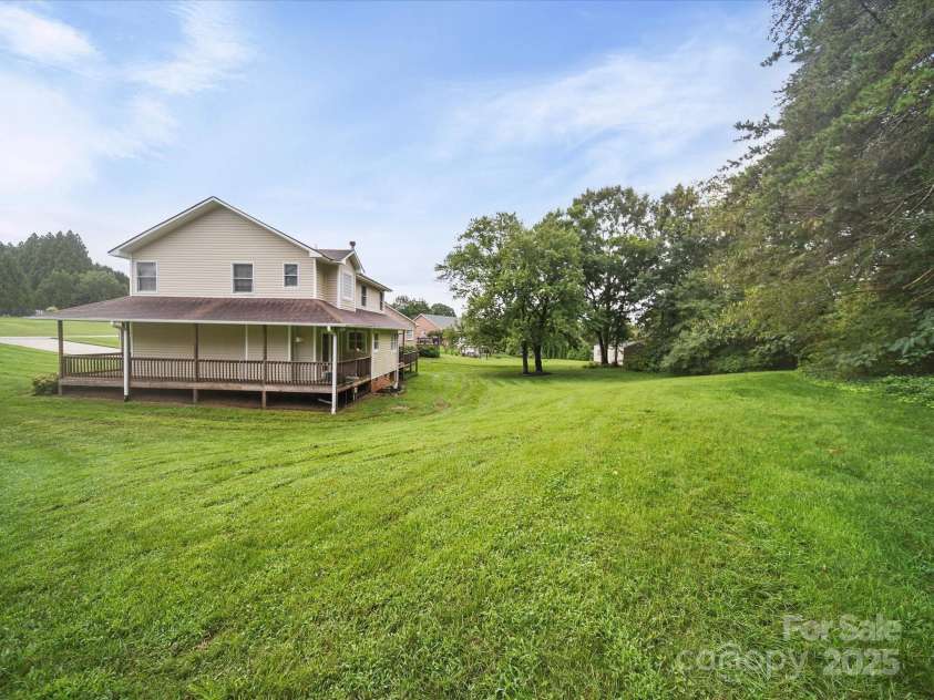 2360 Hounds Way, Hickory, NC 28601.  MLS# CAR4292034, YatesRealty ID 33512. 